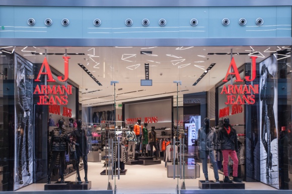 Pierwszy samodzielny butik marki Armani Jeans w Warszawie Styl życia, LIFESTYLE - Wnętrza sklepów Armani na całym świecie są dopracowywane w najdrobniejszych szczegółach i realizowane przez najlepszych specjalistów z branży retail. Za adaptację włoskiego projektu w Polsce odpowiada Forbis Group.