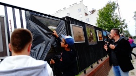 Jubileuszowa „Galeria na płocie” otwarta Styl życia, LIFESTYLE - Ulica Fabryczna znów zmieniła oblicze – z leśnych ostępów przeniosła nas na malownicze rozlewiska Biebrzy i Narwi. Zespół Szkół Społecznych STO po raz dziesiąty przygotował niezwykłą wystawę fotografii.