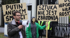 Polski artysta w obronie rosyjskiej sztuki i wolności słowa! Styl życia, LIFESTYLE - W proteście przeciwko hipokryzji władz Rosji oraz braku swobody wypowiedzi rosyjskiego środowiska kultury i sztuki, polski artysta Artur Kaliński namalował obraz „Anioł Śmierci” i przekazał go osobiście przedstawicielowi ambasady rosyjskiej w Polsce.