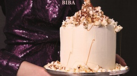 Trzynasty, karnawałowy numer KUKBUK-a już w sprzedaży! Styl życia, LIFESTYLE - Na półki w dobrych salonach prasowych trafił właśnie karnawałowy numer KUKBUK-a, którego tematem i motywem przewodnim jest „BIBA”. Kulturalno-kulinarny magazyn kończy dwa lata.