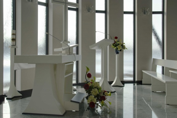 Kremacja ciał coraz częstsza. Co na to Kościół? Styl życia, LIFESTYLE - Z roku na roku w Polsce powstaje coraz więcej spopielarni ciał zmarłych osób, a sama kremacja jest coraz częściej wybieraną formą pożegnania. Zdecydowaną większość decydujących się na spopielenie stanowią katolicy, chociaż jeszcze w XX wieku Watykan zakazywał kremacji.