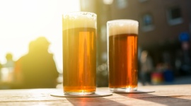 Piwo na upał. Dowiedz się co wybrać Styl życia, LIFESTYLE - Jakie piwo najlepiej orzeźwia? Lagery, pszeniczne, a może Kölsch? Dowiesz się też, dlaczego piwo nie może być za zimne i w jakiej temperaturze jest najlepsze.