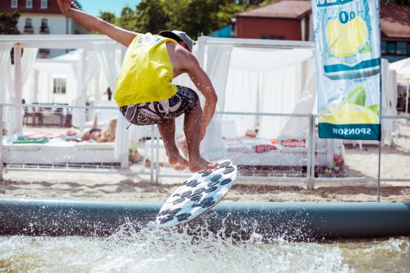 STREFA ORZEŹWIENIA W LAKE PARK WILANÓW ZAPRASZA WARKA RADLER 0,0% Styl życia, LIFESTYLE - Spędzacie lato w Warszawie? Warka Radler zaprasza do Strefy Orzeźwienia w Lake Parku Wilanów, gdzie czeka was solidna dawka pozytywnej energii i sportowej adrenaliny. Sprawdźcie, jak aktywnie wypoczywa się latem w mieście.