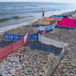 Leżing, plażing, smażing i… parawaning