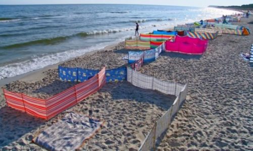 Leżing, plażing, smażing i… parawaning