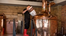 Złoty Pies w Rynku warzy już piwo Styl życia, LIFESTYLE - Lager leżakuje, piwo marcowe fermentuje, IPA trafiła właśnie do kotła warzelnego, na swoją kolej czeka pszeniczne. Browar restauracyjny Złoty Pies przygotowuje cztery premiery na otwarcie we wrześniu.