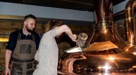 Live brewing w Polsce. Nowy trend? Styl życia, LIFESTYLE - Przychodzisz do browaru, sam dorzucasz słody i chmiele, filtrujesz brzeczkę, sprawdzasz poziom zawartości cukru. Live brewing polega na tym, że nie tylko patrzysz, jak powstaje piwo, lecz bierzesz w tym udział. Czy to kolejny etap polskiej rewolucji piwnej?