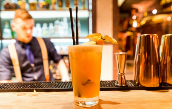 Jak smakuje karnawał na świecie Styl życia, LIFESTYLE - Dlaczego Cachaça to w Brazylii sprawa narodowa, co pije się w czasie karnawału w Nowym Orleanie, a jak świętują mieszkańcy Nadrenii? Karnawał to barwne pochody i parady, przebierańcy, tańce i huczna zabawa, ale do tradycji należą też lokalne specjalności – drinki, piwo czy wino.