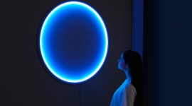 LUZ – jedno z najbardziej relaksujących źródeł światła Styl życia, LIFESTYLE - LUZ to projekt oświetleniowy. Koncept, który ma pomagać ludziom mieszkającym w regionach polarnych, cierpiących z powodu niedostatku światła słonecznego. Jednak nie jest to zwykła lampa.