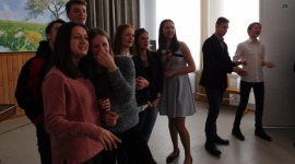 Białostoccy wolontariusze wspierają rówieśników ze Wschodu Styl życia, LIFESTYLE - Blisko 1200 zł zebrali wolonatriusze SLO STO dla młodych ludzi ze Wschodu, by mogli wziąć udział w obchodach Światowego Dnia Młodzieży 2016. Wspomagali ich francuscy uczniowie, goszczący z wizytą w szkole.