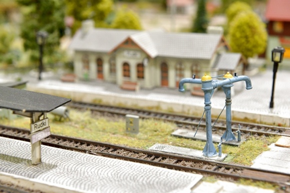 Wystawa „Kolejomania” Styl życia, LIFESTYLE - „Proszę wsiadać, drzwi zamykać!” - klimat rodem z peronów dworca będzie można poczuć, dzięki wystawie „Kolejomania” w Galerii Krakowskiej. Na miłośników modelarstwa do 28 lutego 2016 roku czekają m.in. lokomotywy i parowozy pomniejszone nawet 80-krotnie! Wstęp jest bezpłatny.