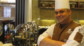 Nowy Szef Kuchni w hotelu DoubleTree by Hilton Warsaw Styl życia, LIFESTYLE - Z dniem 1 kwietnia 2016 roku Zbigniew Łęgowski został nowym Szefem Kuchni w hotelu DoubleTree by Hilton Hotel & Conference Centre Warsaw. Na stanowisku zastąpił Andrzeja Bryka, który objął kuchnię w otwieranym niedługo rosyjskim DoubleTree by Hilton Tyumen.