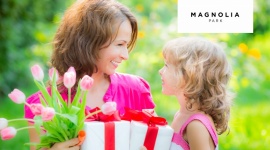 Szukasz prezentu dla mamy? Skorzystaj z rabatów! Styl życia, LIFESTYLE - Specjalne promocje do 50% w ponad 50 sklepach i punktach usługowych. Tak zapowiadają się najbliższe dni w Magnolia Park. Klienci za ułamek ceny kupią między innymi ubrania, zestawy kosmetyków i biżuterię.