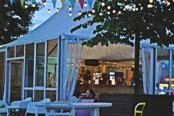 Strefa Relaksu w Wola Parku Styl życia, LIFESTYLE - Wola Park zaprasza do nowo otwartej zewnętrznej Strefy Relaksu. Na odwiedzających przed Centrum Handlowym w okolicach fontanny czekają leżaki, hamaki oraz restauracja „pod chmurką”, gdzie będzie można obejrzeć mecze podczas Mistrzostw Europy w Piłce Nożnej.