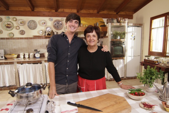 NAJLEPSZE PRZEPISY, CZYLI „WŁOSKA KUCHNIA JAK U BABCI” NA KANALE NAT GEO PEOPLE Styl życia, LIFESTYLE - Donal Skehan wyrusza w kulinarną podróż po Italii w poszukiwaniu wybornych smaków i prostych składników, odwiedzając niekwestionowane królowe gotowania, czyli babcie.