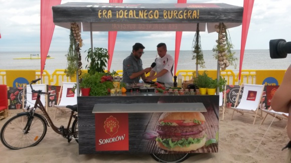 Plażowe menu od Sokołowa w Mielnie Styl życia, LIFESTYLE - Spędzasz wymarzony urlop w Mielnie? W najbliższy weekend na piękną plażę w Mielnie zawita „Projekt Plaża” telewizji TVN, a wraz z nim partnerzy projektu. Wśród gości będzie Sokołów, który zaprasza do wspólnego gotowania na plaży.