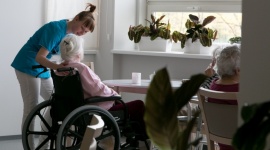 Nowy format pobytu czasowego dla seniorów Styl życia, LIFESTYLE - Indywidualna i kompleksowa opieka zarówno dla osób wymagających opieki stałej, jak i okresowej terapii poszpitalnej. Usługa jest elastyczna – pobyt czasowy może trwać tylko jeden dzień lub dowolnie długo. Nową usługę wprowadza wrocławskie Centrum Seniora Angel Care.