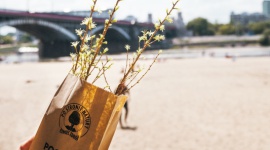 Wisła czysta z natury Żywiec Zdrój wspiera projekt Dzielnica Wisła Styl życia, LIFESTYLE - Żywiec Zdrój, lider na polskim rynku wody butelkowanej, zaangażował się w kampanię miasta stołecznego Warszawa - Dzielnica Wisła. Celem akcji jest edukacja ekologiczna oraz zachęta do troski o naturę, która stanowi niepowtarzalny atut warszawskiego nabrzeża Wisły.