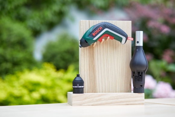 Zorganizuj grilla z … elektronarzędziami Bosch Styl życia, LIFESTYLE - Dmuchawa do grilla, otwieracz do wina czy młynek do przypraw – to wszystko brzmi bardzo kuchennie. Okazuje się jednak, że akcesoria te dosknale łączą się z… wkrętarką! A ściślej z wkrętarką IXO Bosch.