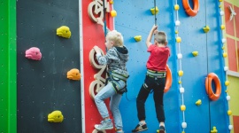 W centrum można się już wspinać Styl życia, LIFESTYLE - Wspinaczka w centrum Bytomia? W Agorze Bytom otwarto nietypową ściankę wspinaczkową City Climb. Goście multigalerii mogą wspinać się po 8-metrowym obiekcie pod okiem profesjonalnego instruktora.