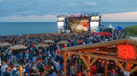 FINAŁ HEL SPOT – NAJWIĘKSZE BEACH PARTY W POLSCE! Styl życia, LIFESTYLE - Dwa dni koncertowego szaleństwa na plaży, kilkanaście gwiazd i tysiące ludzi tańczących na piasku - tak w miniony weekend zakończył się HEL SPOT sponsorowany przez markę EB. Sześć tygodni relaksu i imprez na Dużej Plaży w Helu, ukoronowała mega dawka muzycznych emocji.