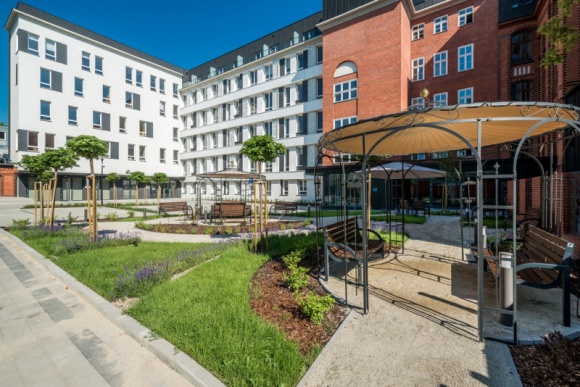 Kiedy jest najlepszy czas na przeprowadzkę do domu opieki? Styl życia, LIFESTYLE - Żyjemy coraz dłużej i dłużej jesteśmy samodzielni. Jednak z czasem pojawiają się ograniczenia i trudności. Jak rozpoznać moment, w którym przeprowadzka do domu opieki będzie najlepszym rozwiązaniem?