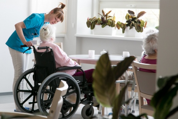 Jest popyt na profesjonalną opiekę dla seniorów Styl życia, LIFESTYLE - Już 80 seniorów mieszka w Angel Care, centrum seniora we Wrocławiu, 30 kolejnych miejsc jest zarezerwowanych. Ośrodek podsumowuje pierwsze trzy miesiące działania. Okazuje się, że polskich seniorów stać na wysoki standard opieki, oparty na zachodnich wzorcach.