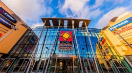 Odśwież garderobę i wygraj samochód Styl życia, LIFESTYLE - Przygotowując jesienną stylizację, można wygrać kultowego Fiata 500, nowoczesne telewizory, konsole lub smartfony. W Nowym Rynku rusza wielka „Loteria Modowa”. Start już w sobotę 1 października.