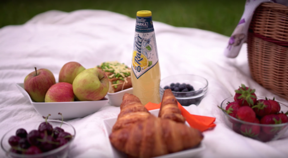 Wakacyjne patenty - nie tylko na wakacje Styl życia, LIFESTYLE - „Wakacyjne patenty” Sprytnych Babek – film prezentujący pomysły na lato z Warką Radler 0,0% - pomoże przedłużyć czas wakacyjnej beztroski. Film, w którym bezalkoholowa Warka Radler inspiruje do relaksu i aktywnego wypoczynku, ma już ponad 570 tysięcy wyświetleń na YouTube.