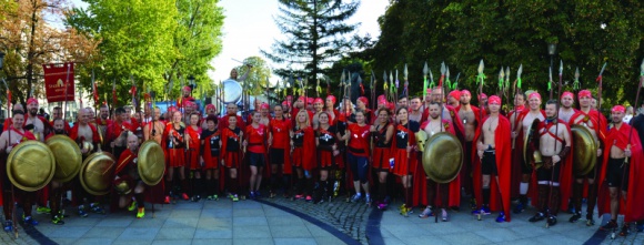 Spartanie biegają z OSHEE Styl życia, LIFESTYLE - W miniony weekend Fundacja Spartanie Dzieciom wzięła udział w kolejnym maratonie – 100 biegaczy, przebranych w stroje Spartan, pobiegło by pomóc chorym dzieciom. Dołączyła do nich także marka OSHEE, która przekazała uczestnikom m.in. napoje specjalnie dedykowane biegaczom.