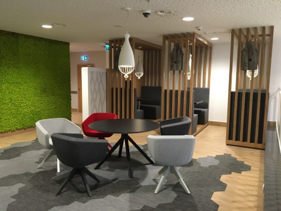 Antresola – nowe miejsce spotkań w Wola Parku Styl życia, LIFESTYLE - 21 września w Wola Parku otworzyła się Antresola – nowa przestrzeń do pracy i wypoczynku. Została przygotowana w taki sposób, by pełnić rolę zarówno punktu gastronomicznego, jak również strefy rozrywkowej i coworkingowej.