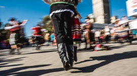 Wytnij hołubca - czy pobiją rekord? Styl życia, LIFESTYLE - Już w niedzielne popołudnie młodzi mieszkańcy naszego regionu będą bić w Galerii Sfera rekord w wycinaniu tradycyjnych hołubców. Wydarzenie ma promować miłość do kultury ludowej