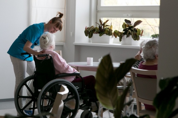 Na co zwrócić uwagę wybierając dom seniora? 7 porad Styl życia, LIFESTYLE - Zezwolenie wojewody, profesjonalna kadra, swoboda w odwiedzaniu. Wybierając dom seniora nie ma miejsca na kompromisy. Przeczytaj praktyczny poradnik i dowiedz się, na co zwracać uwagę decydując się na pomoc danej placówki.