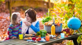Sposób na jesienną chandrę, że palce lizać! Styl życia, LIFESTYLE - Doskwiera Ci jesienna plucha za oknem? Rano wstajesz z trudem do pracy, a w ciągu dnia brakuje Ci energii do życia? I co najgorsze: nie wiesz, jak sobie poradzić z kiepskim nastrojem, z którym codziennie bezskutecznie walczysz? Spokojnie, z jesienną chandrą można sobie poradzić.