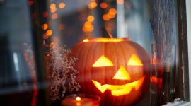 Halloween. Wersja dla ciekawych (i głodnych) Styl życia, LIFESTYLE - Polska: Zaduszki jak co roku. Wieczorem, w przeddzień Święta Zmarłych po ulicach snują się w grupach strzygi, duchy i kościotrupy. Do domów pukają kostuchy proszące o datki w postaci cukierków.