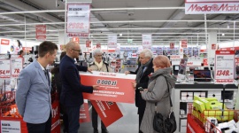 Głosowanie w akcji charytatywnej MEDIA MARKT zakończone Styl życia, LIFESTYLE - 8 000 złotych dla Szpitala Miejskiego w Żorach Zakończyło się głosowanie w akcji charytatywnej zorganizowanej przez Media Markt w Żorach. Decyzją mieszkańców miasta, sprzęt o wartości 8 000 złotych otrzyma Szpital Miejski – Oddział Pediatryczny.