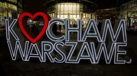 Z miłości do Warszawy Styl życia, LIFESTYLE - 6 grudnia plac Europejski ozdobiła niezwykła instalacja – świetlny napis „Kocham Warszawę”. To jedna z nowych atrakcji placu, które firma Ghelamco przygotowała dla mieszkańców miasta z okazji Świąt