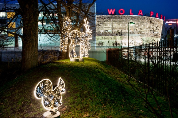 Świąteczny Wola Park Styl życia, LIFESTYLE - Masa migocących światełek, kolorowe iluminacje i dekoracje świąteczne, a do tego Bożonarodzeniowy Jarmark, plenerowe lodowisko i najprawdziwszy Mikołaj. W Wola Parku można poczuć magię Świąt.