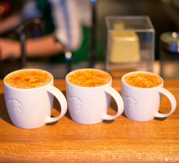 Creamy Caramel Latte – na słodki początek roku! Styl życia, LIFESTYLE - Miłośnicy karmelu mają powody do radości! Od teraz w ofercie Starbucks znajdą pyszną Creamy Caramel Latte. Kawa dostępna jest w kawiarniach w całej Polsce aż do 6 marca!*