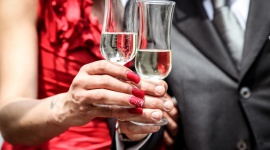 Jakie buty dla gościa na wesele? Styl życia, LIFESTYLE - Twoja przyjaciółka wychodzi za mąż? A może jesteś mamą panny młodej? Bez względu na to, w jakiej roli pojawisz się na weselu, zadbaj o odpowiednią kreację i wygodne buty. Twój uśmiech może być nieco wymuszony, jeśli Twoje stopy będą cierpiały katusze.