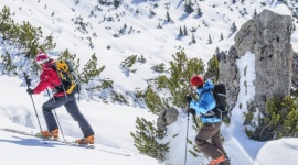 Skitouring – z jaką lampką na wyprawę? Styl życia, LIFESTYLE - Cudowne widoki, dziewicze tereny i uczucie odkrywania czegoś nowego – skitouring, czyli połączenie wędrówki po górach i zjazdu, wciąż zyskuje na popularności. Jakie oświetlenie wybrać, by wyprawa odbyła się bezpiecznie?
