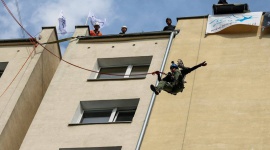 Wyjątkowy Prezent zachęca do skoku dla WOŚP Styl życia, LIFESTYLE - Wyjątkowy Prezent zagra z Wielką Orkiestrą Świątecznej Pomocy już w niedzielę, 15 stycznia, na warszawskim Wawrzyszewie. Z okazji 25. jubileuszu WOŚP firma przygotowała ekstremalną, charytatywną akcję „Skok dla WOŚP”.