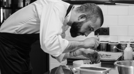 Nowe miejsce na mapie Warszawy. THE BELL. Styl życia, LIFESTYLE - Na kulinarnej mapie Warszawy pojawiło się nowe, nietuzinkowe miejsce - THE BELL. Szefem kuchni jest tu Łukasz Kawaller, zwycięzca pierwszej edycji programu telewizji Polsat - Hell's Kitchen.