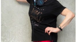 DJ Wika zaprasza na Walentynki do Wrocławia Styl życia, LIFESTYLE - Najsłynniejsza seniorka w Polsce poprowadzi dancing i opowie o swojej pasji. Będzie też Spotkanie Samotnych Serc, czyli speed-dating. Poznaj program Walentynek w Centrum Seniora Angel Care we Wrocławiu. Wstęp bezpłatny – trwają zapisy.