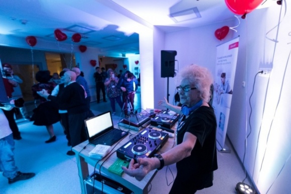Dancing, jakiego nie było. DJ Wika zagrała dla seniorów we Wrocławiu