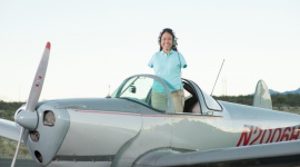 „Życie bez rąk: historia Jessiki Cox” w lutym na kanale Nat Geo People Styl życia, LIFESTYLE - Chociaż urodziła się bez rąk, Jessica Cox nigdy nie pozwoliła, aby przeszkodziło jej to w pogoni za marzeniami. Z powodzeniem trenuje sztuki walki, ukończyła studia, wygłasza wykłady motywacyjne, jest jedyną na świecie pilotką samolotu nieposiadającą rąk.