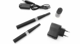 E-papierosy - jakich błędów unikać podczas korzystania? Styl życia, LIFESTYLE - Pochodzenie urządzenia i e-liquidu, podstawowe zasady dbania o sprzęt elektroniczny, a przede wszystkim pamiętanie o blokowaniu e-papierosa podczas przenoszenia – w tych obszarach użytkownicy e-papierosów popełniają błędy, które powodują niewłaściwe ich działanie.