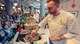 Gwiazdy ugotowały dla bytomian Styl życia, LIFESTYLE - Schab przygotowany przez Mateusza Gesslera, grillowana brzoskwinia w wykonaniu Amelki Gardaś i bruschetta od Mateusza Truszkiewicza. W sobotę klienci Agory Bytom spróbowali dań ugotowanych przez gwiazdy telewizji. Nie zabrakło wspólnych zdjęć, autografów i konkursów.