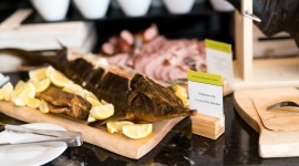Rodzinny brunch - nowy trend we Wrocławiu. Pierwszy w wydaniu wielkanocnym Styl życia, LIFESTYLE - W wielkanocną niedzielę specjalna odsłona OVO Sunday Brunch, zupełnie nowy pomysł na rodzinne spotkania we Wrocławiu. Menu co tydzień będzie inne, z potrawami kuchni śródziemnomorskiej i polskiej, w autorskich kompozycjach, a także z animacjami dla dzieci oraz live cooking.