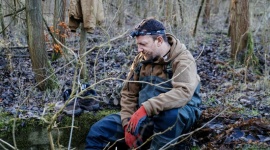 Bez telefonu, bez kontaktu. Komunikacja dla turysty i survivalowca Styl życia, LIFESTYLE - Latarka, kolorowe race, a nawet własne ciało mogą posłużyć do skutecznego komunikowania się fanom outdooru i survivalowcom. Prawidłowa sygnalizacja ułatwia porozumiewanie się grupie, ale potrafi też uratować życie.